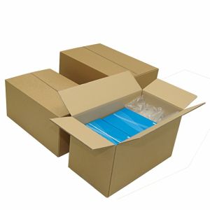 Drei 2-wellige Faltkartons, einer ge&ouml;ffnet mit Ware darin. Kartons haben eine L&auml;nge von 600-699 mm.