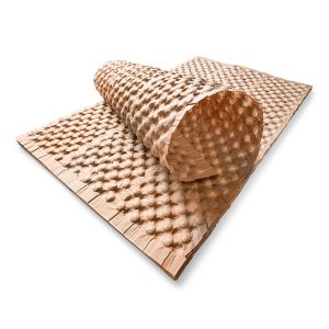Mehrere B&ouml;gen braunes PAPERbubble-Papier, der oberste leicht eingerollt, sodass die Blasenstruktur sichtbar wird.