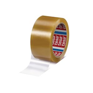 Eine Rolle transparentes, kompostierbares PLA-Packband steht schr&auml;g, im Kern sind die Worte "tesa" zu sehen.