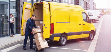 Paketdienst liefert Pakete an