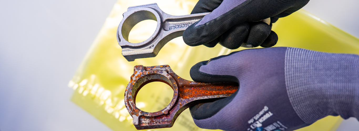 Vergleich eines korrodierten und eines gesch&uuml;tzten Metallteils mit Korrosionsschutzfolie.